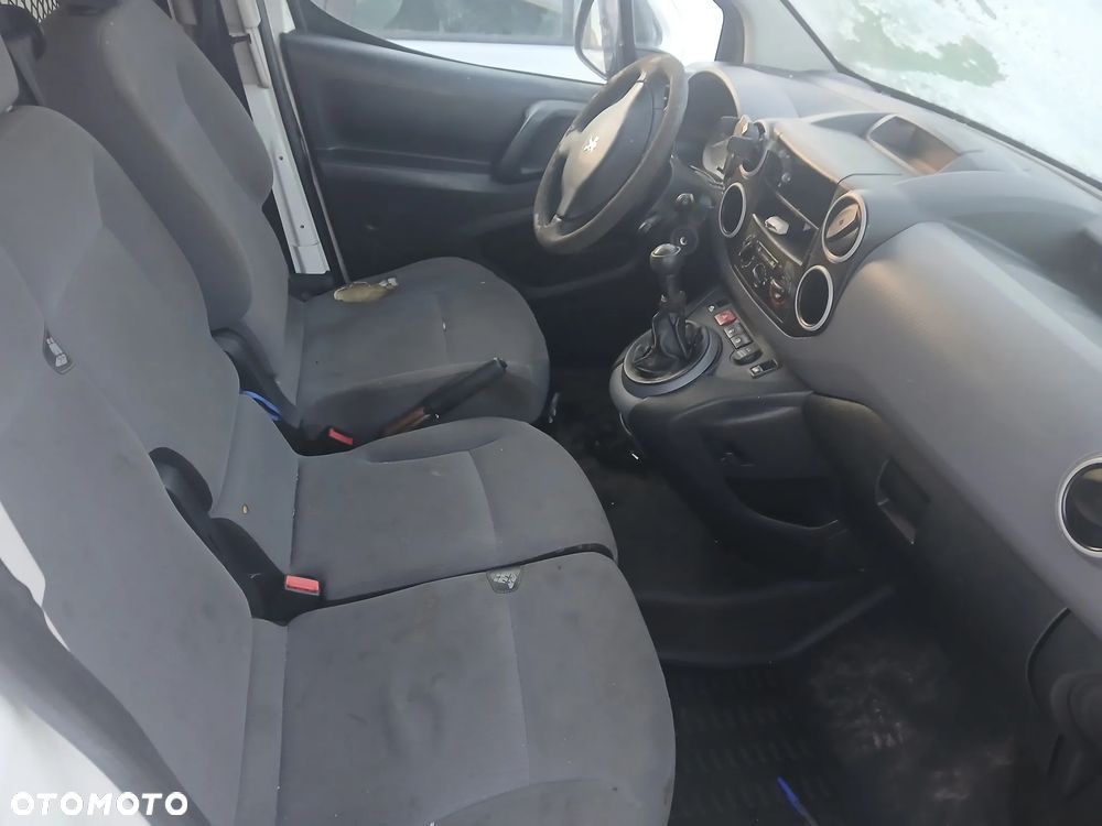 peugeot partner II fotel kanapa deska kokpit podsufitka boczek podłokietnik licznik panel szyb - 2