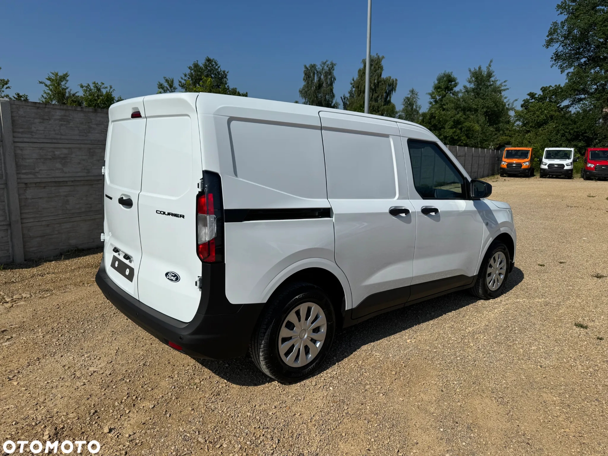 Ford Transit Courier - 13