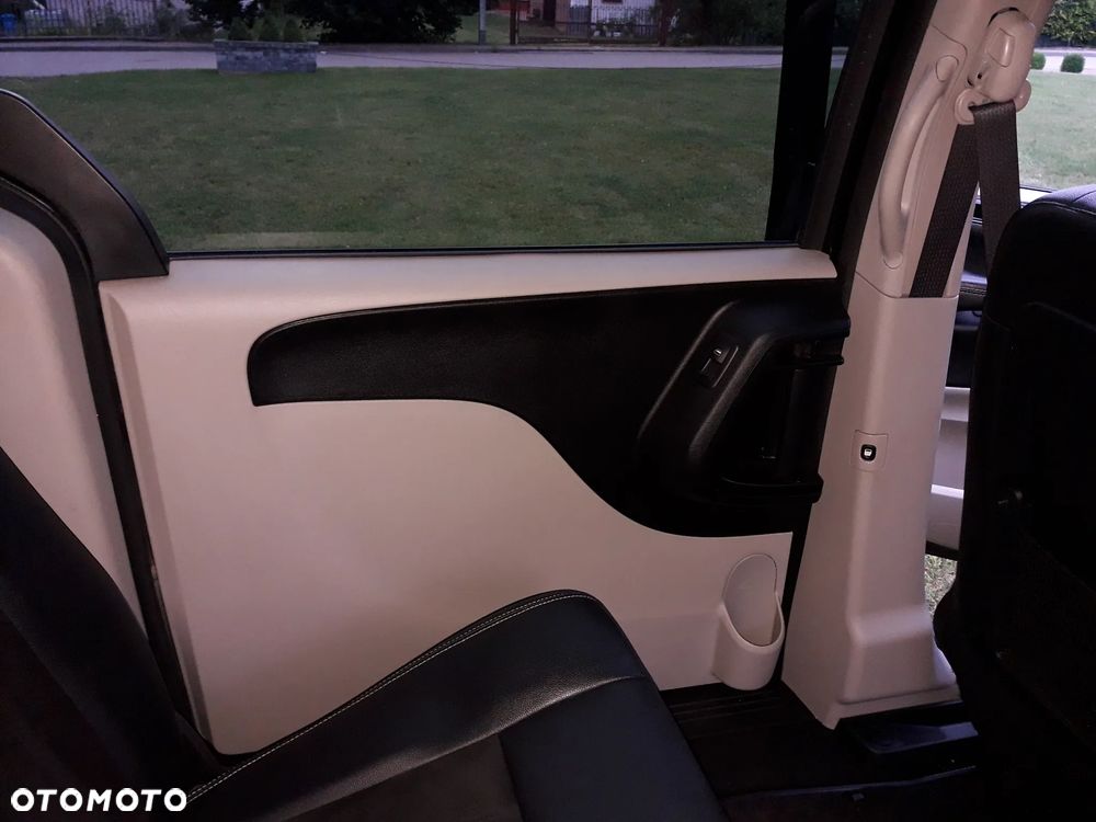 Dodge Grand Caravan - 25