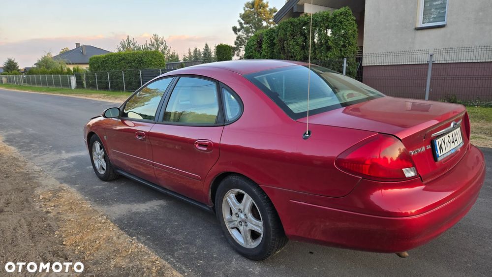 Ford Taurus - 5