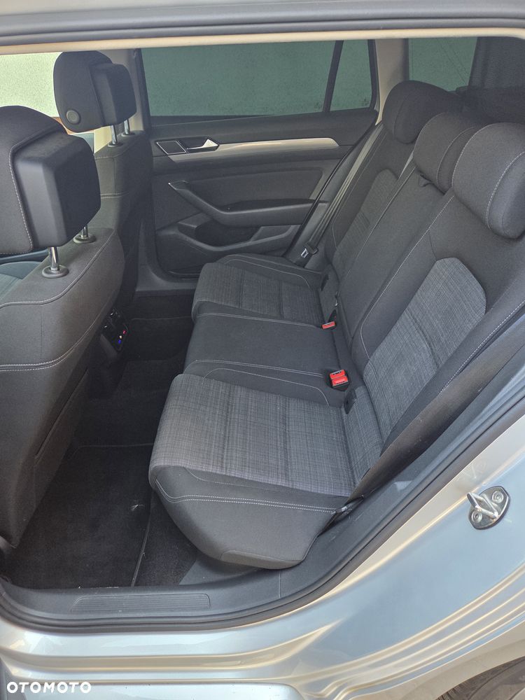 Volkswagen Passat 2.0 TDI SCR DSG Business - 24