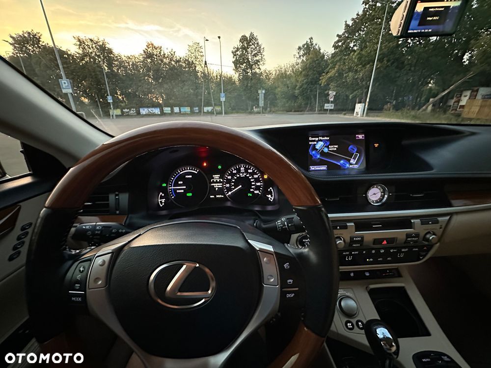Lexus ES 300h Business Edition - 28
