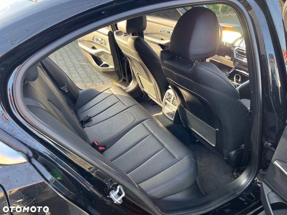 BMW Seria 3 330i xDrive M Sport - 9