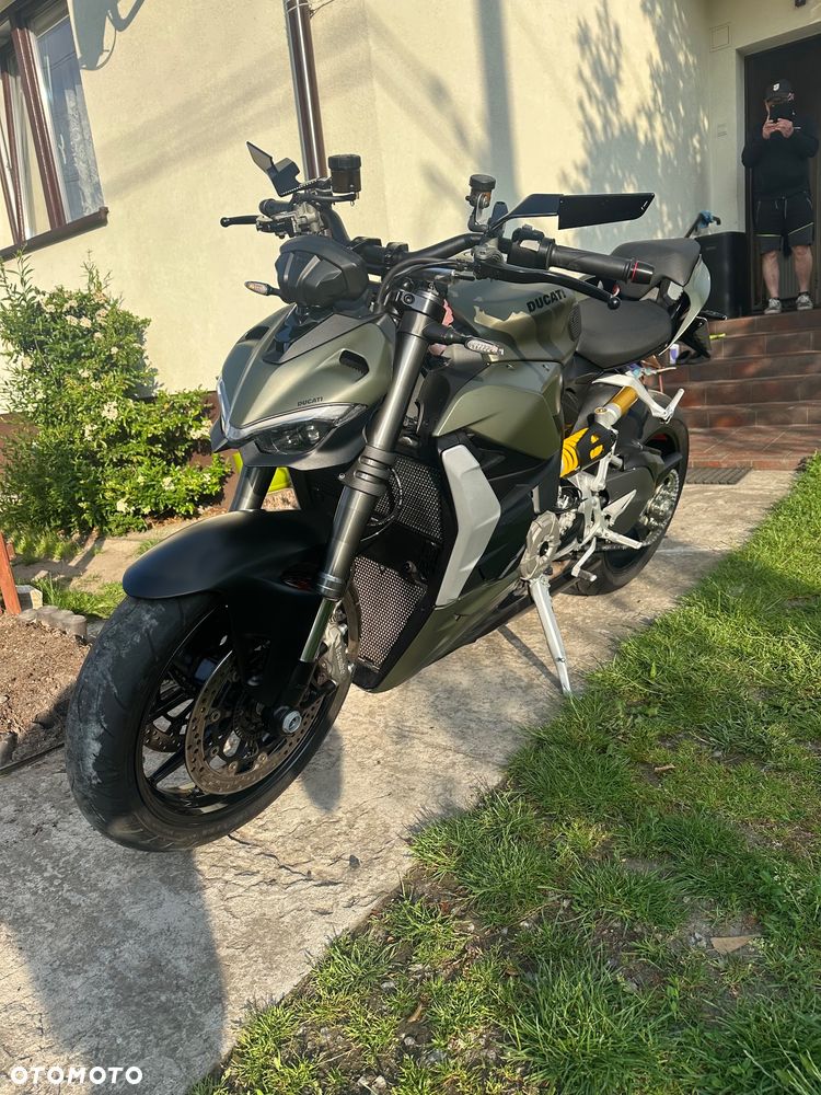 Ducati Streetfighter V2 - 2