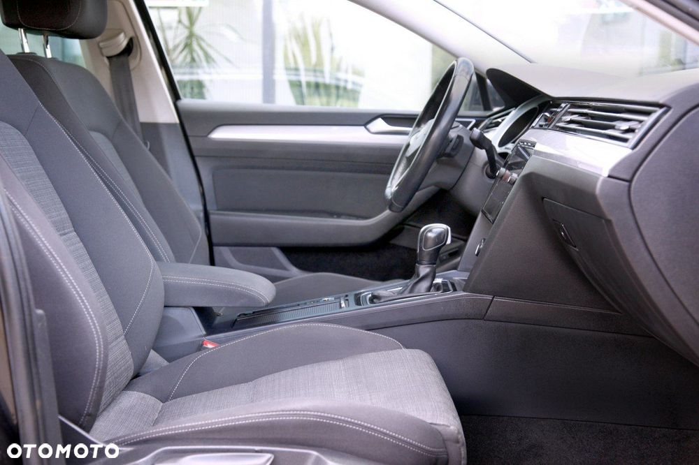 Volkswagen Passat - 11