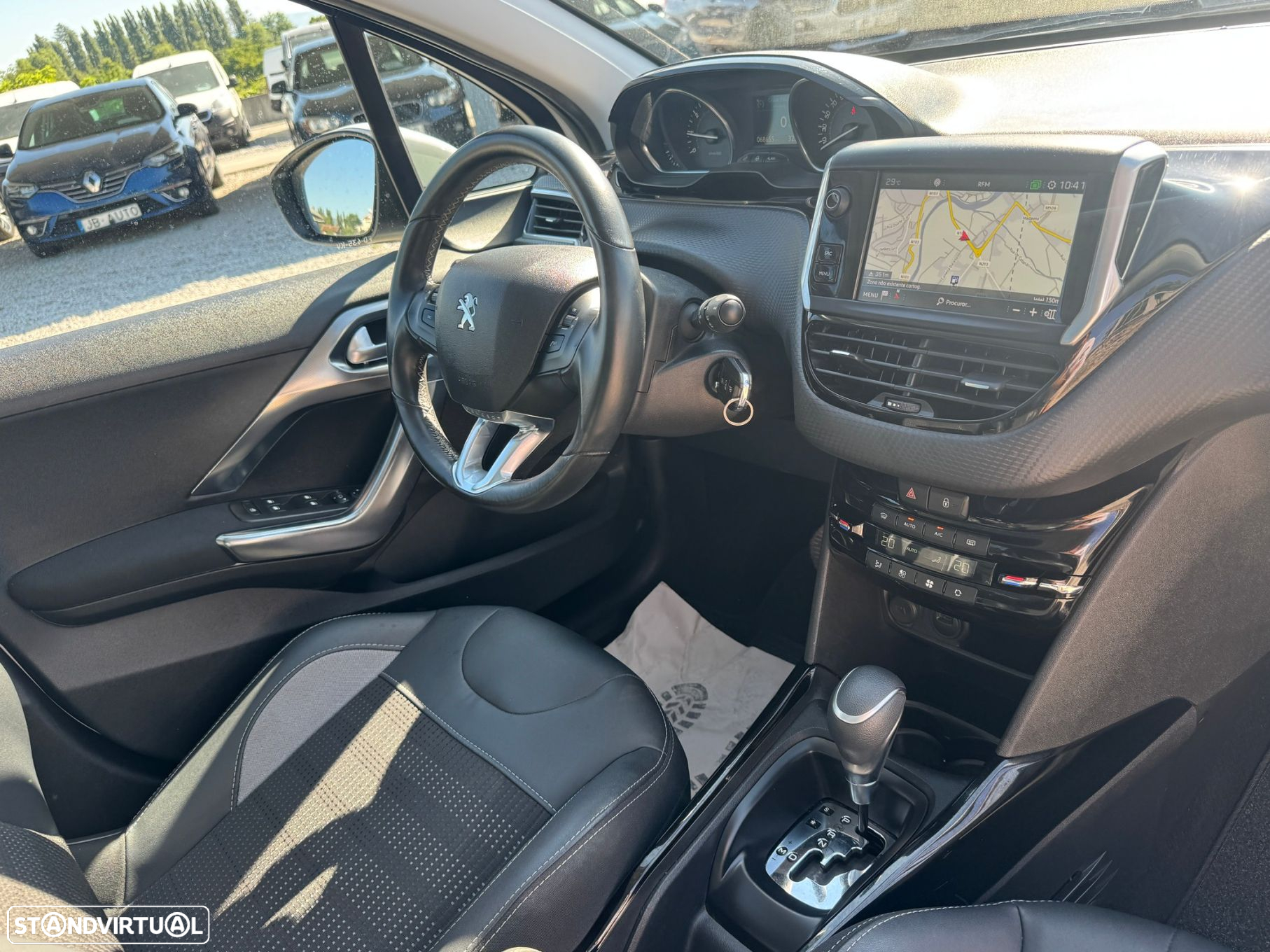 Peugeot 2008 1.2 PureTech Allure EAT6 - 10