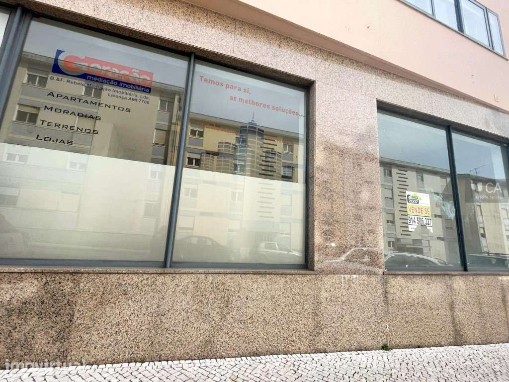 Loja com um total de 689m2 de área bruta de construção, situada no ... - Grande imagem: 2/15