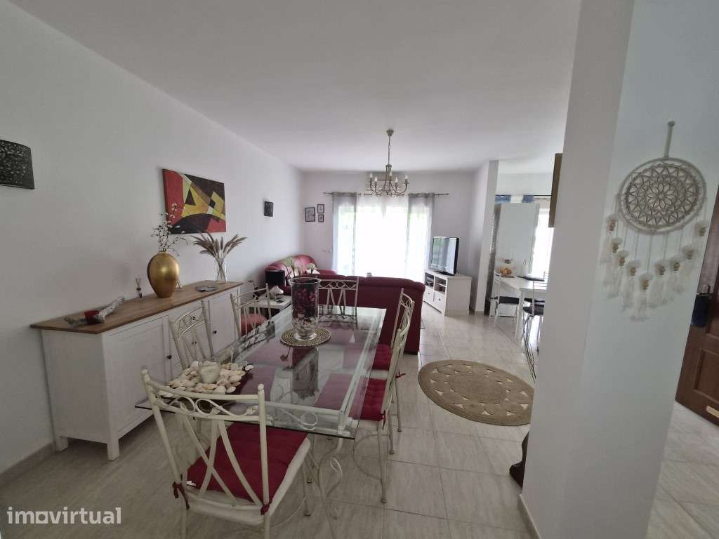 Apartamento com dois quartos em condomínio com piscina a 3 minutos ... - Grande imagem: 2/22