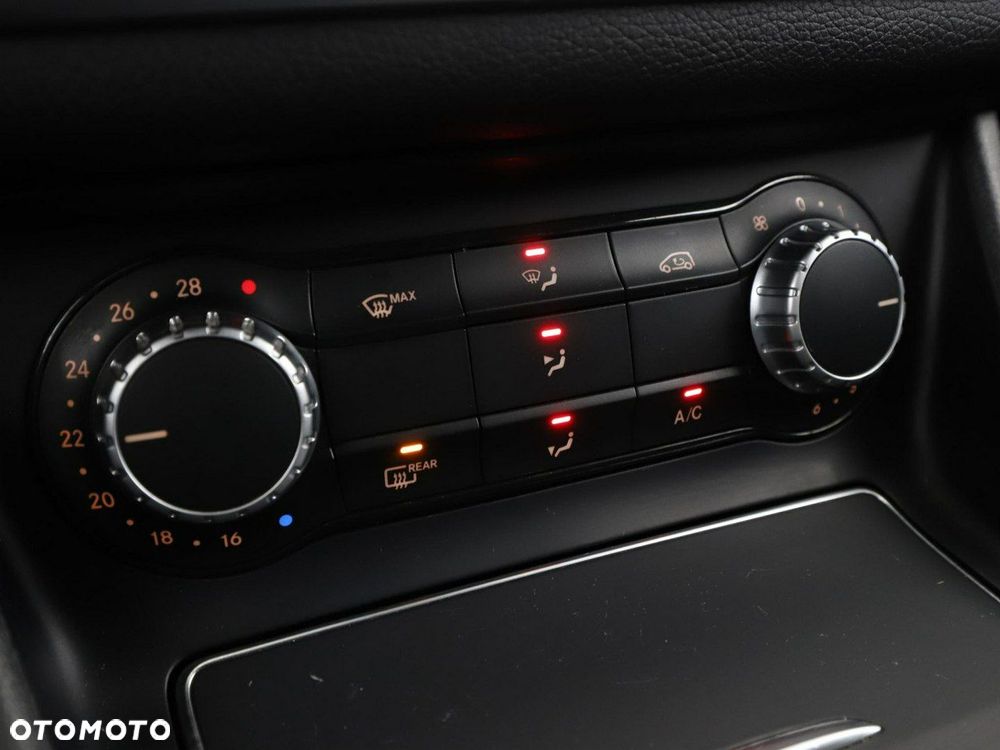 Mercedes-Benz CLA 180 7G-DCT Urban - 28