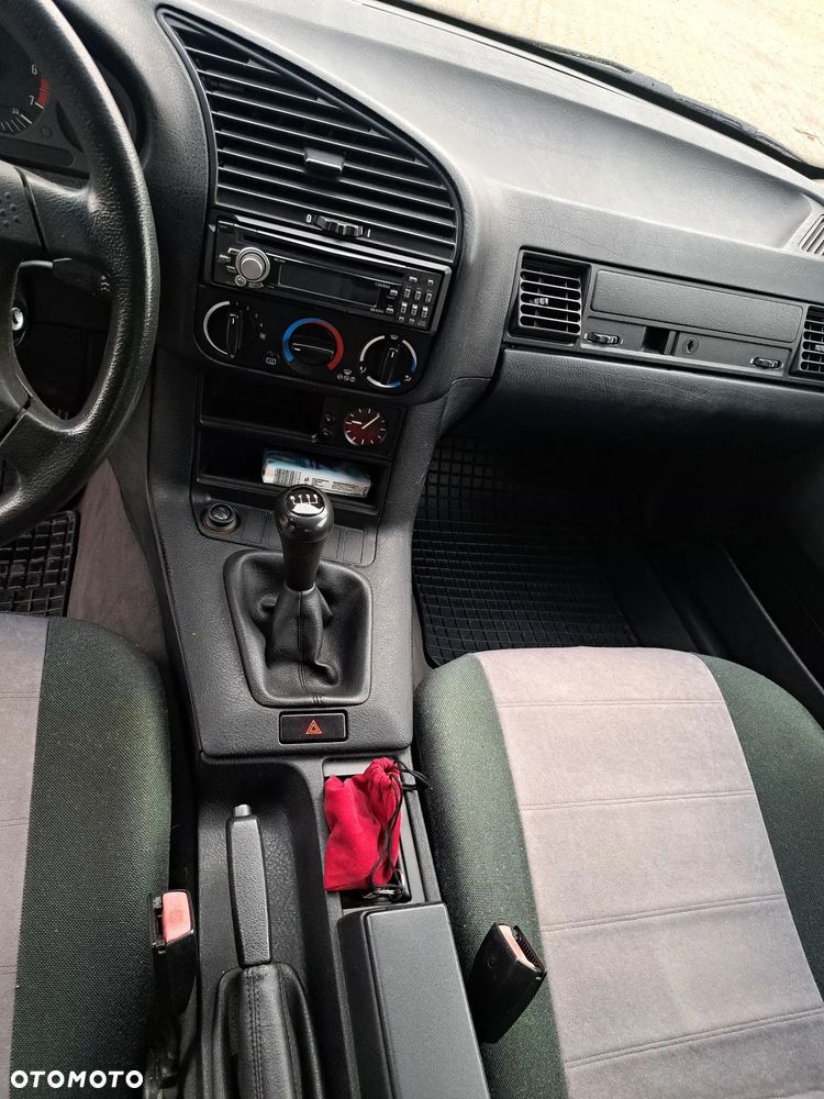 BMW Seria 3 318i Touring - 26