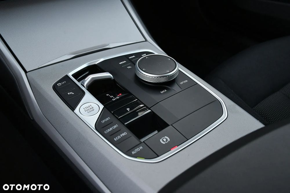BMW Seria 3 318d mHEV - 28