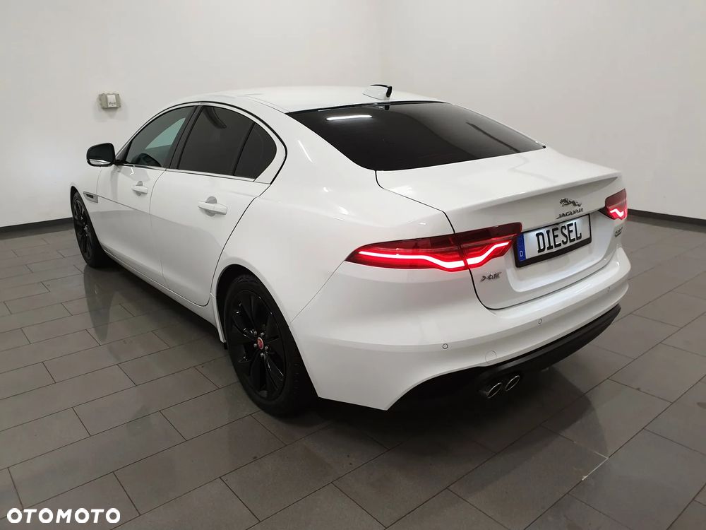 Jaguar XE 2.0 D180 SE - 4