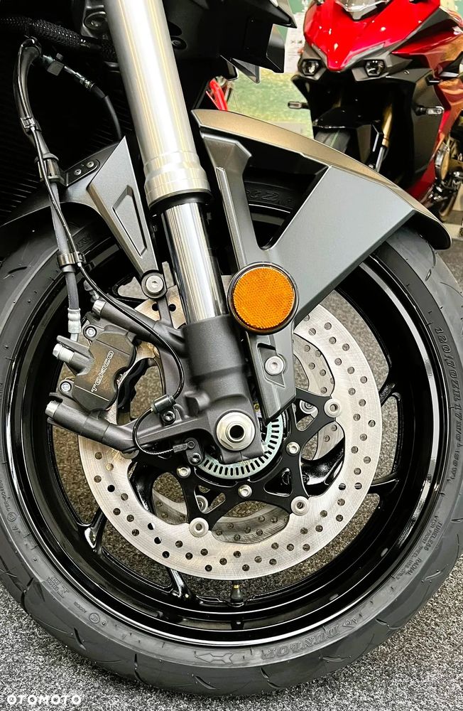 Suzuki GSX - 19