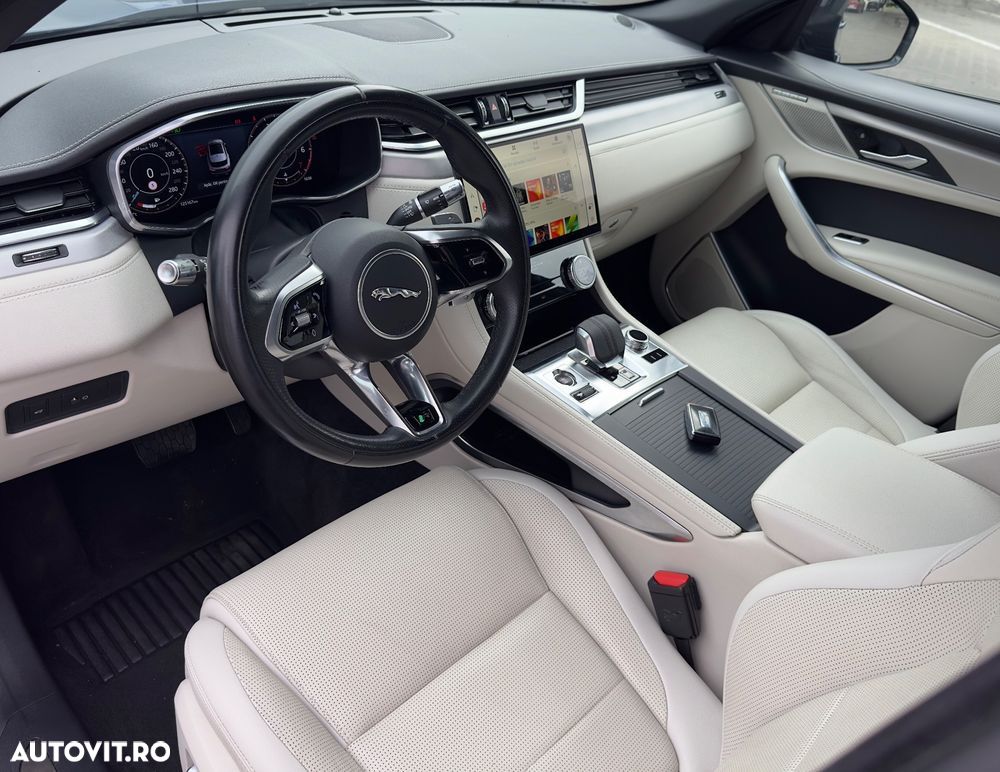 Jaguar F-Pace P250 AWD R-Dynamic SE - 6