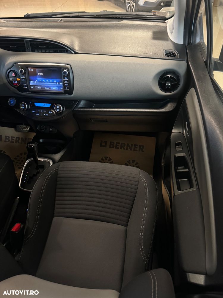Toyota Yaris 1.5 VVT-i HSD Bi-Tone G&B - 12