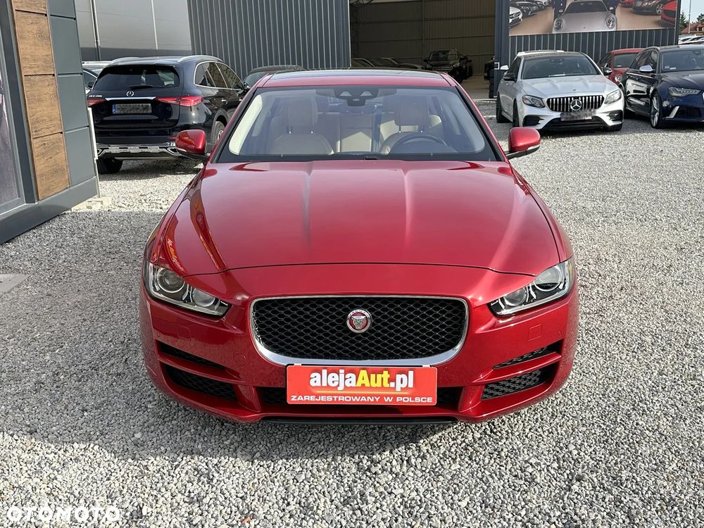 Jaguar XE 25t Prestige - 11