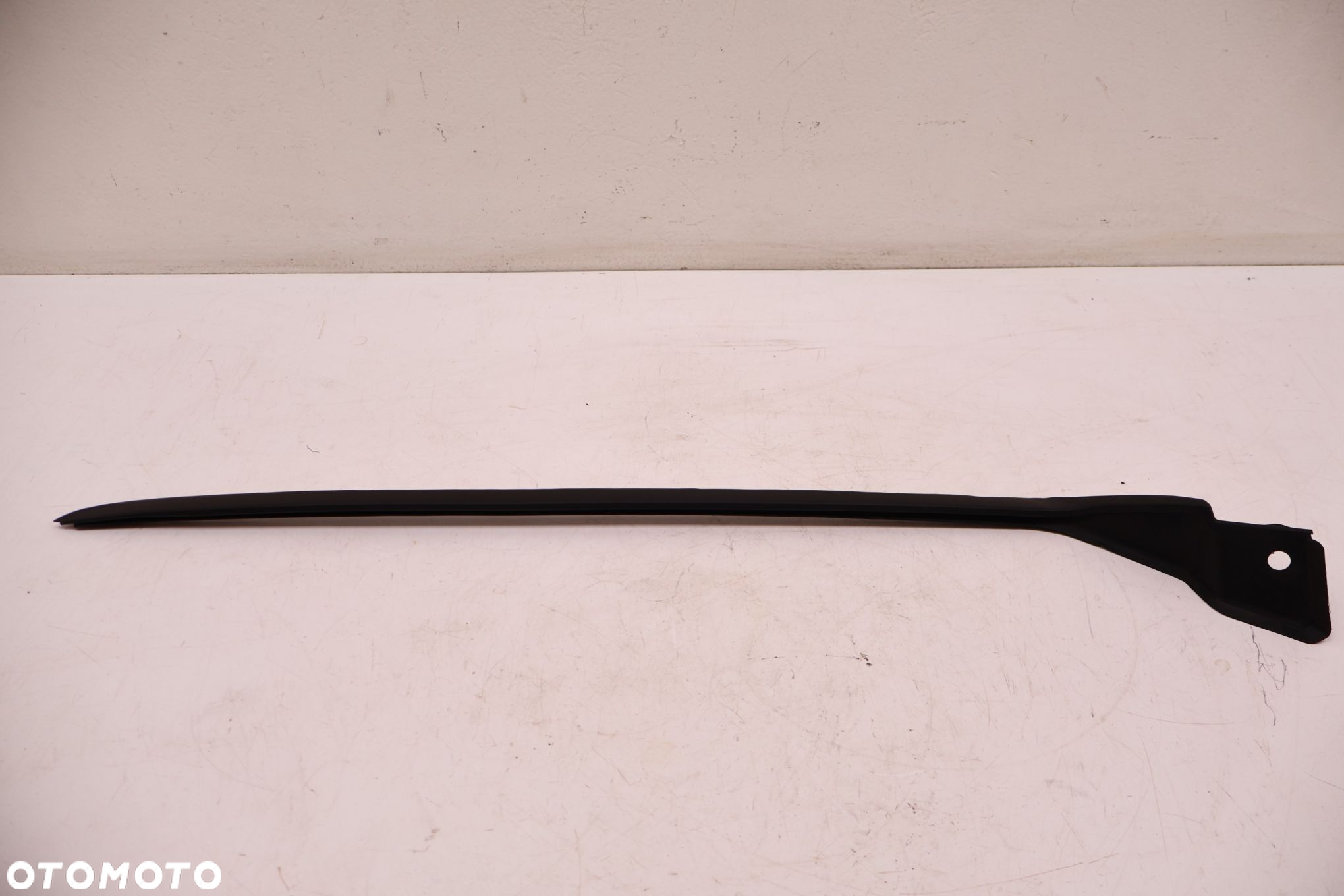 MASERATI GRECALE LISTWA SZYBY CZOŁOWEJ LEWA 670167248 - 4