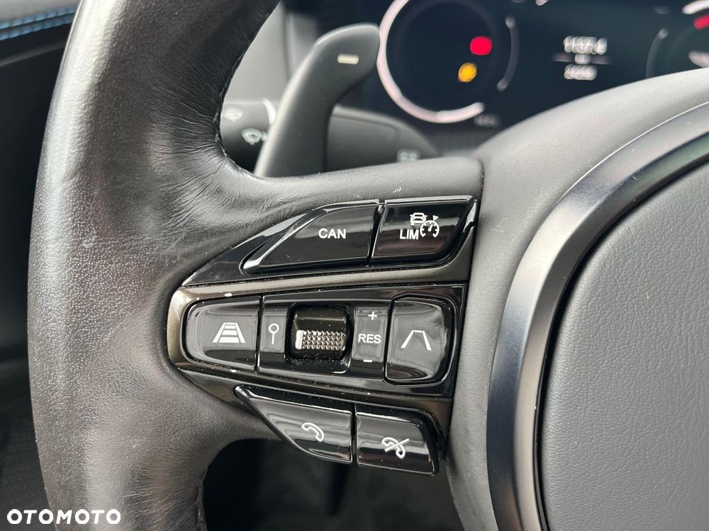 Aston Martin DBX - 8