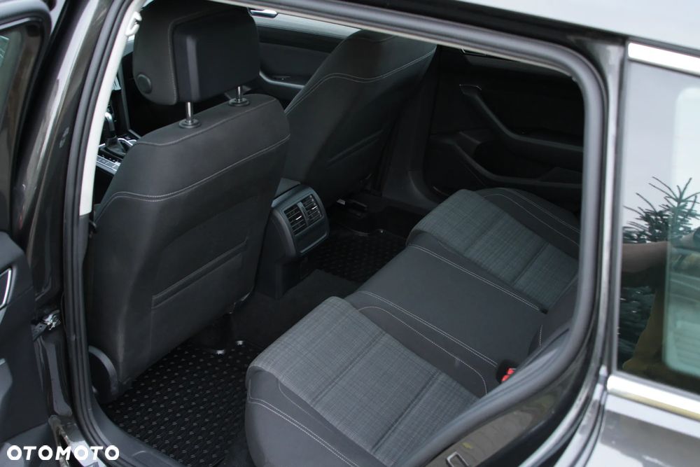 Volkswagen Passat Variant 2.0 TDI EVO Business DSG - 16