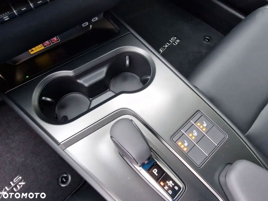 Lexus UX - 12