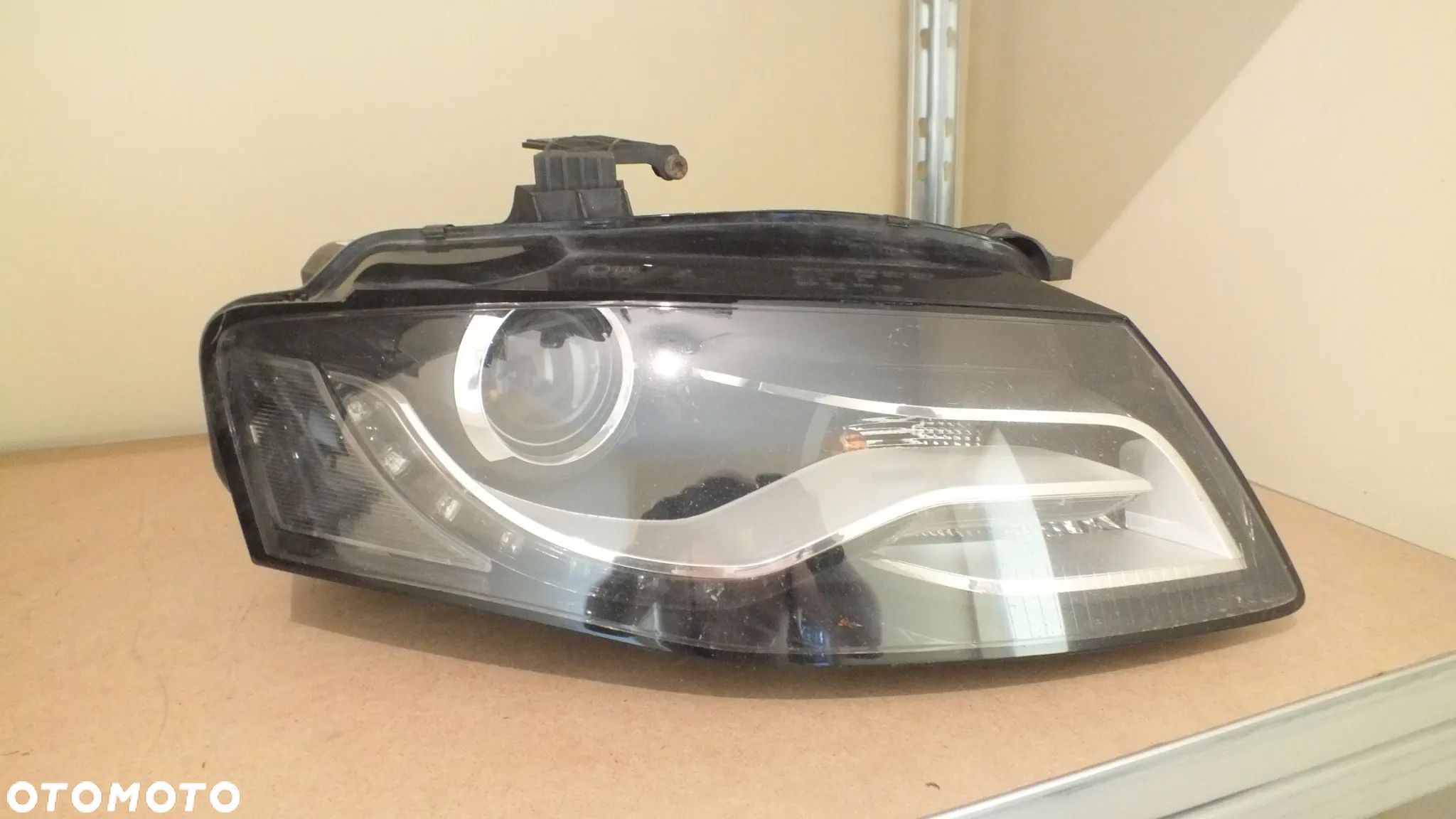 Xenon prawy Audi A4 8K0941003C - 1