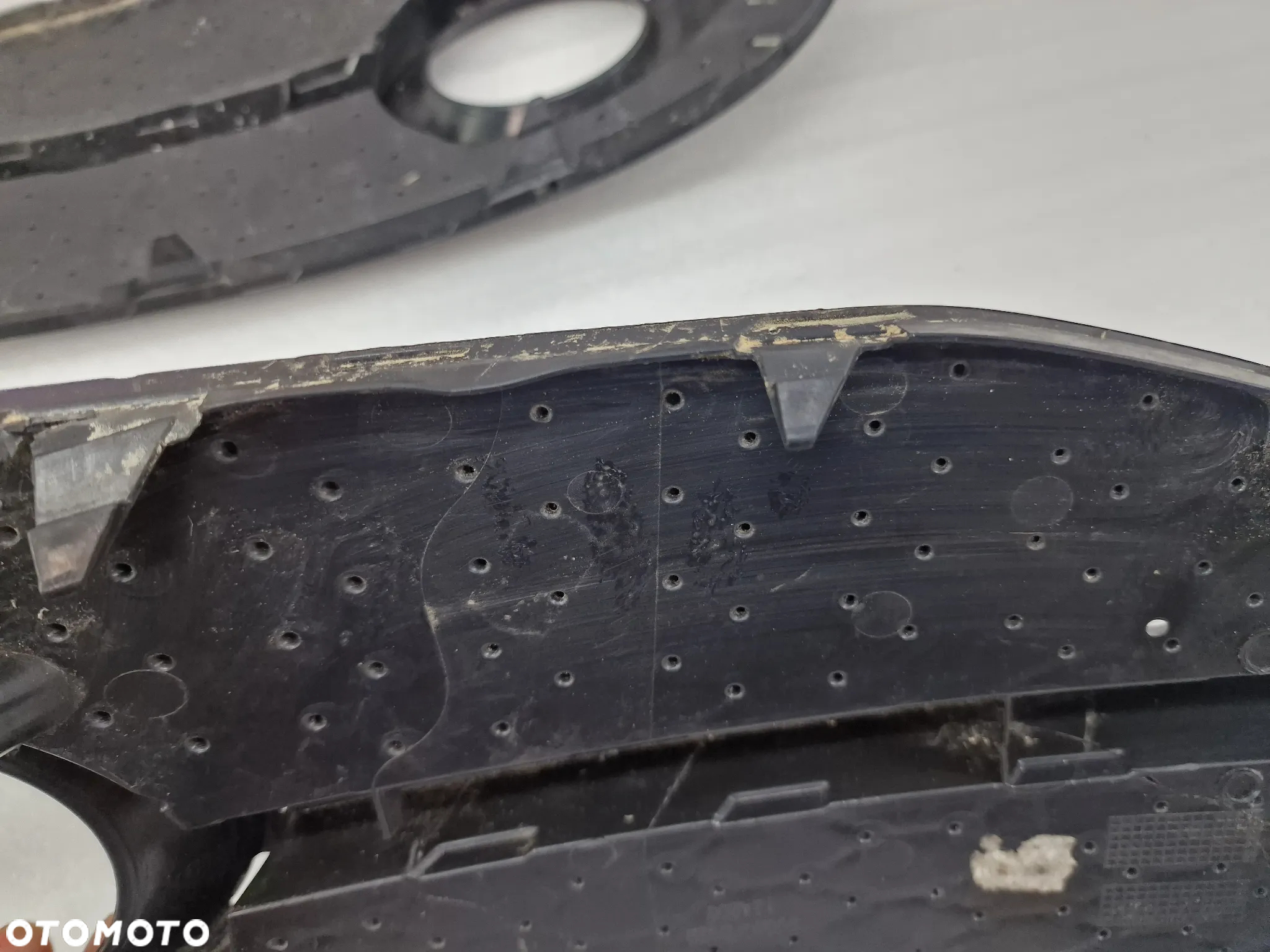 AUDI Q3 8U0 LIFT S-LINE 14- PRAWA KRATKA BOCZNA ZDERZAKA PRZEDNIEGO PRZÓD , NR 8U0807682D , NR AUKCJI E/10 - 25