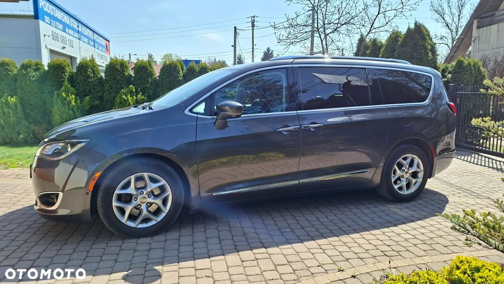 Chrysler Pacifica - 1