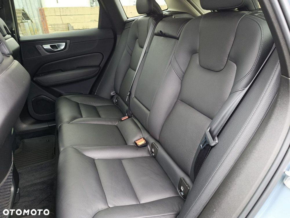 Volvo XC 60 B4 B Plus Dark - 35