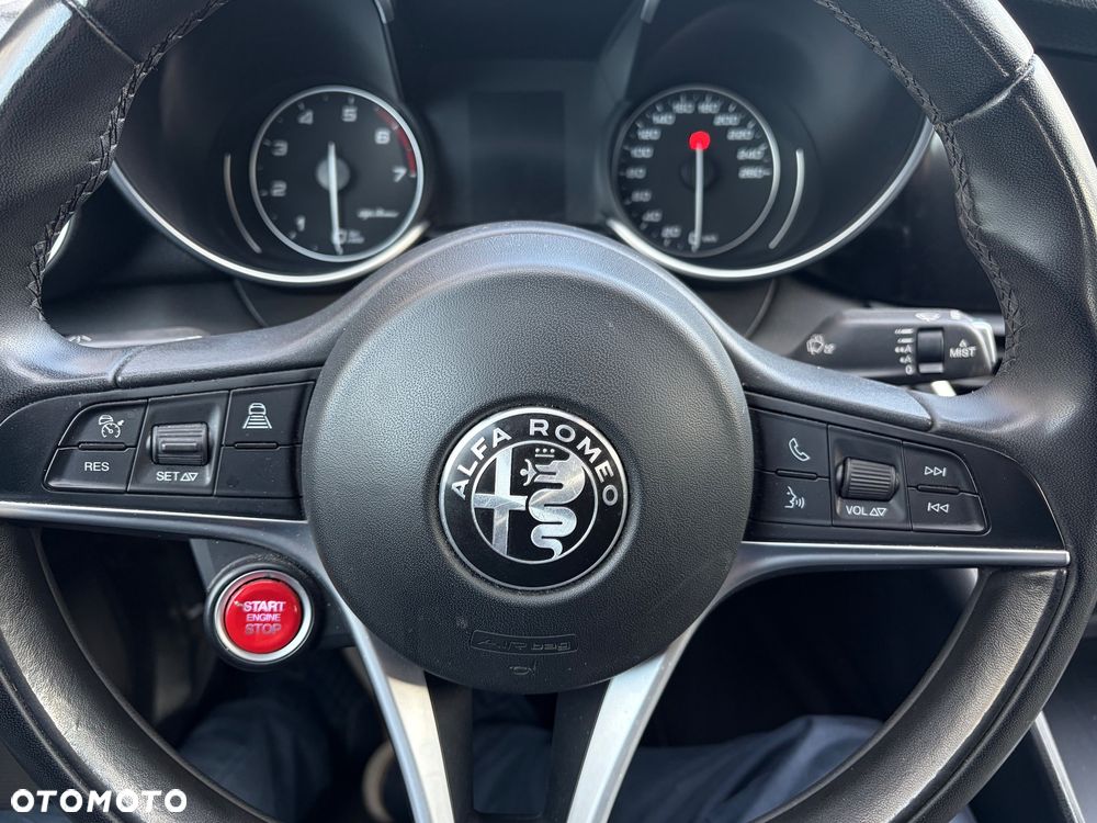 Alfa Romeo Giulia - 10