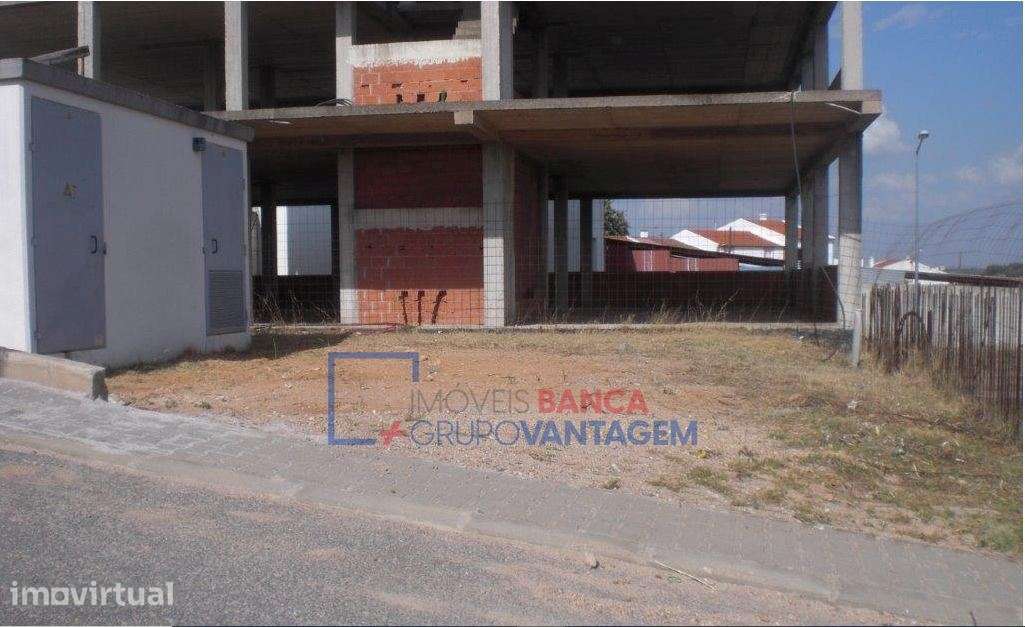 Lote de terreno com construção iniciada, para edifício de habitação... - Grande imagem: 4/9