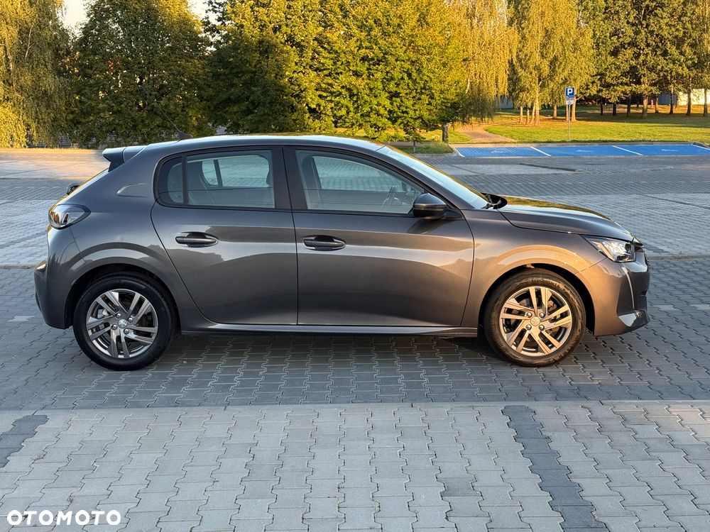 Peugeot 208 - 8