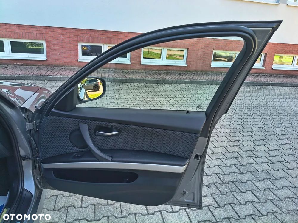 BMW Seria 3 320d DPF Edition Sport - 29