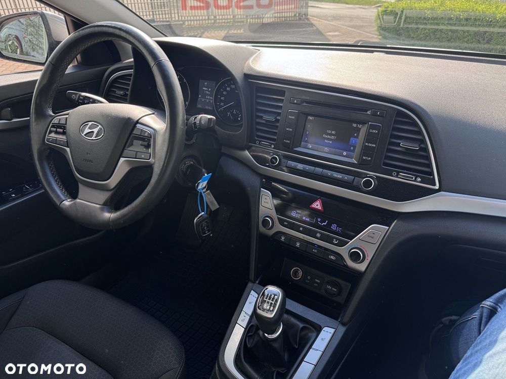 Hyundai Elantra 1.6 Comfort - 16