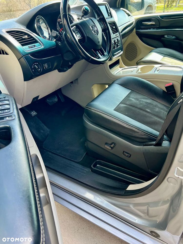 Dodge Grand Caravan - 17