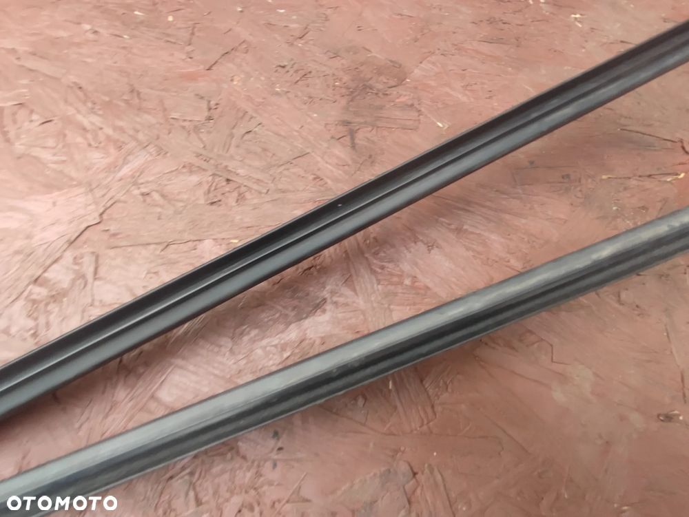 BMW E46 COUPE ORYGINALNA USZCZELKA DRZWI GÓRNA SZYBY WEWNĘTRZNA LEWA / PRAWA W DOBRYM STANIE O NR. 51 32 8 194 731 / 51 32 8 194 732 OEM - 17