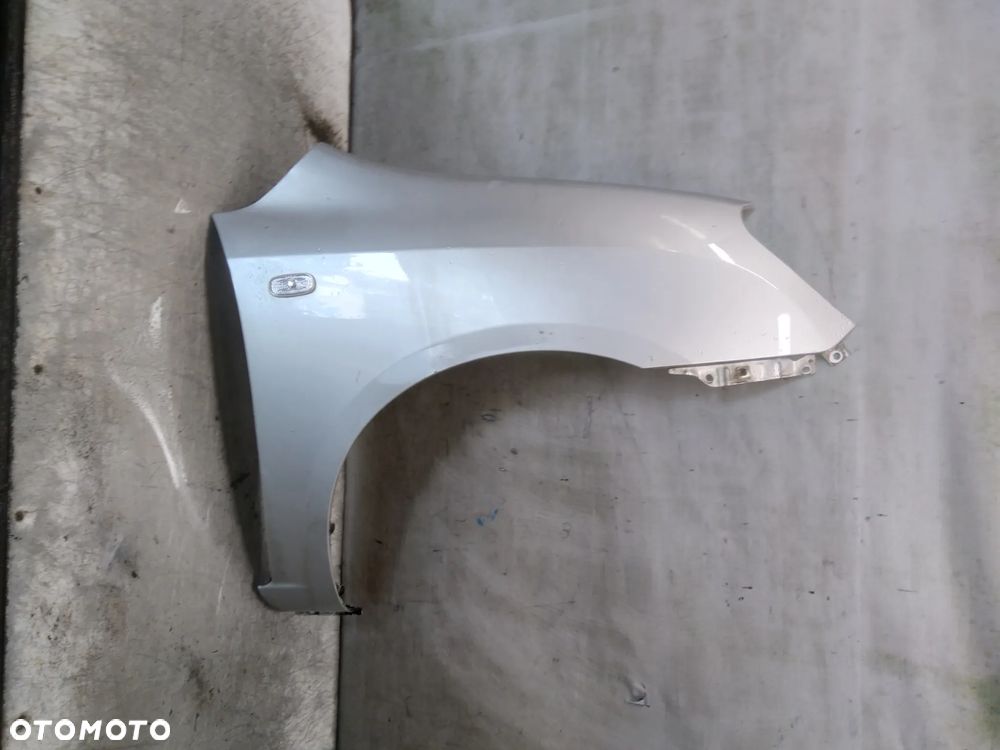 KIA CARENS 3 III BŁOTNIK PRZÓD PRAWY  7S SREBRNY - 1