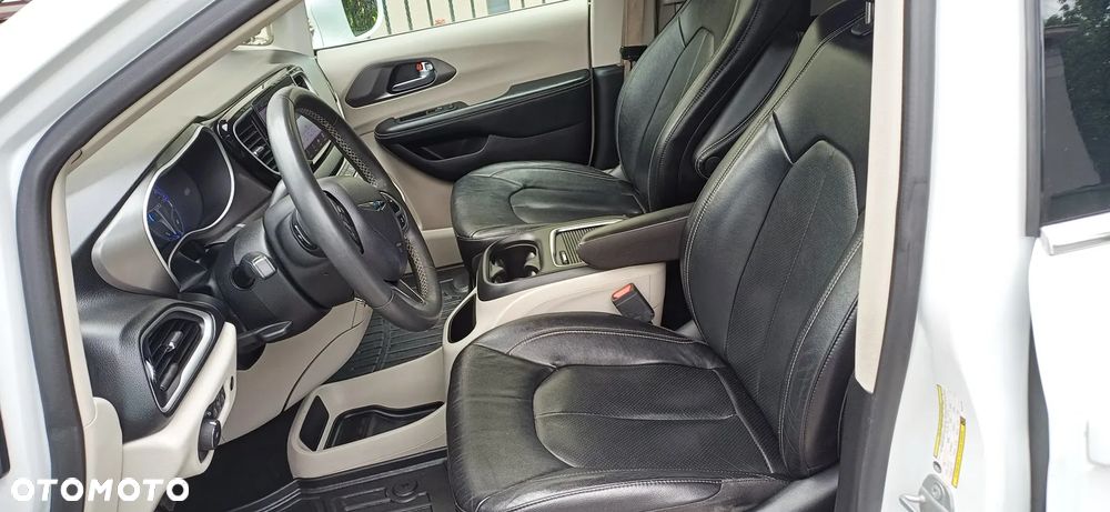 Chrysler Pacifica - 12