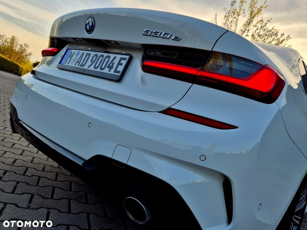 BMW Seria 3 330e M Sport - 12
