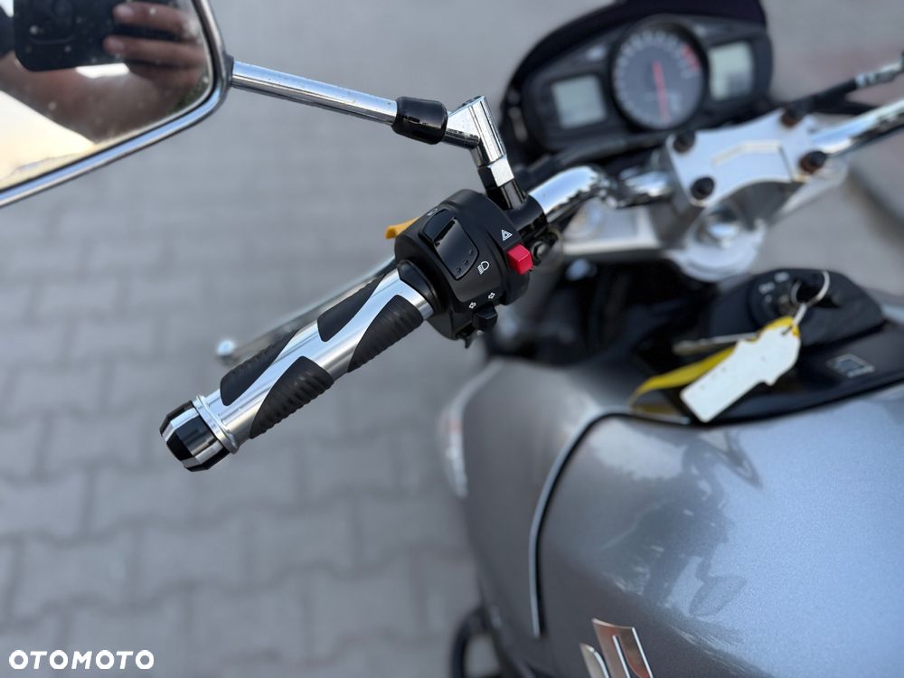 Suzuki GSR - 23