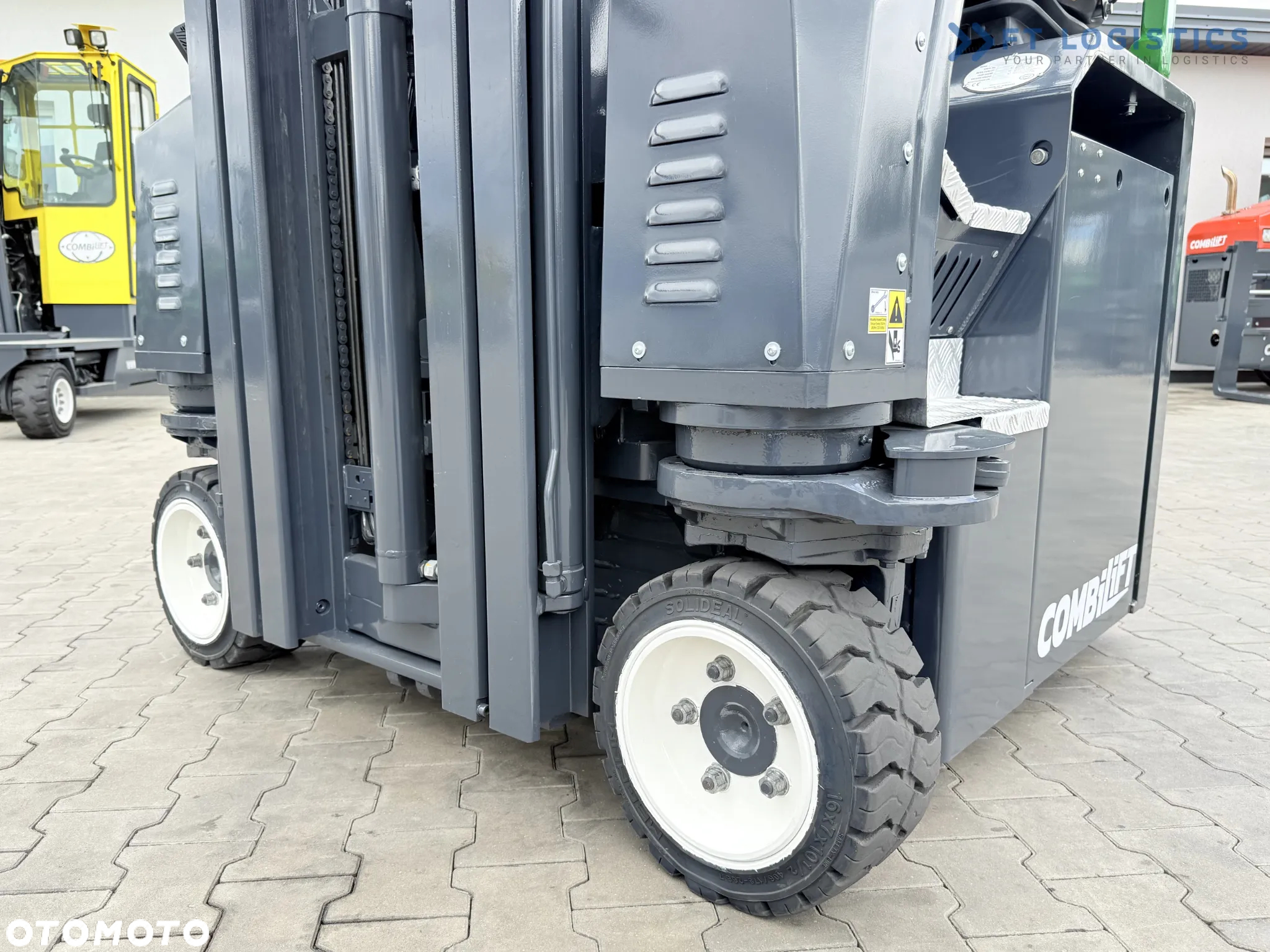 Combilift CBE2500 / TRIPLEX / 5500MM / WOLNY SKOK / NAPĘD ELEKTRYCZNY / JEDYNIE 2300MTH / POZYCJONER / PRZESUW BOCZNY / NOWE OPONY / JAK NOWY / Szeroka oferta wózków czterokierunkowych i bocznych, dopasowanych do różnorodnych potrzeb i zastosowań. - 31