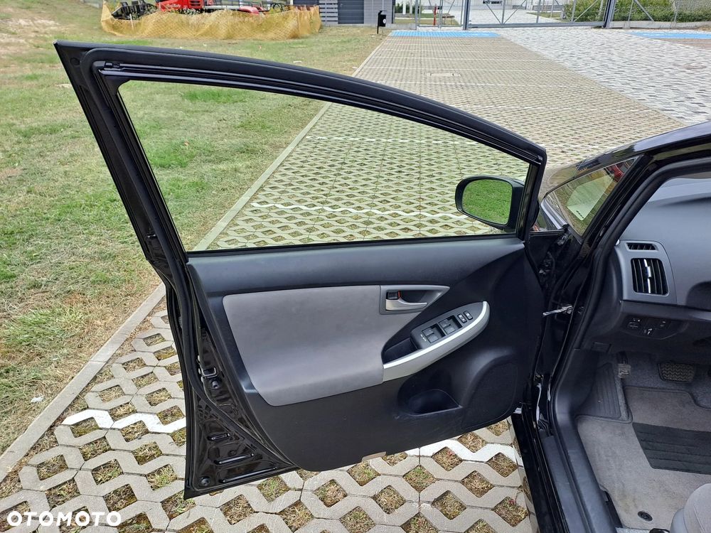 Toyota Prius (Hybrid) - 10