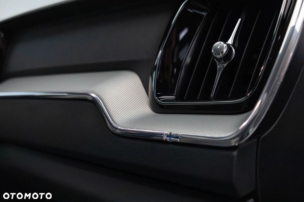 Volvo XC 60 B4 D AWD Plus Dark - 20