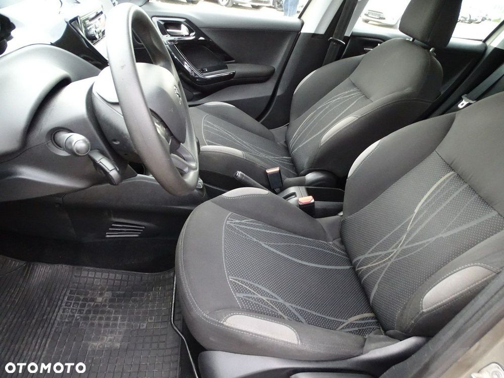 Peugeot 208 - 11