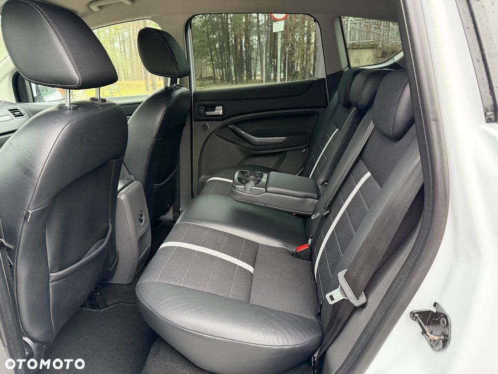 Ford Kuga 2.0 TDCi 2x4 Titanium - 32