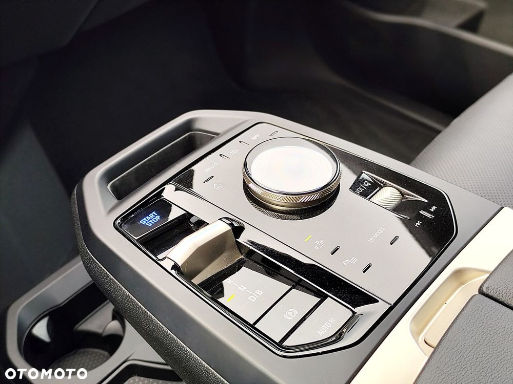 BMW iX xDrive40 76.6kWh Signature - 27