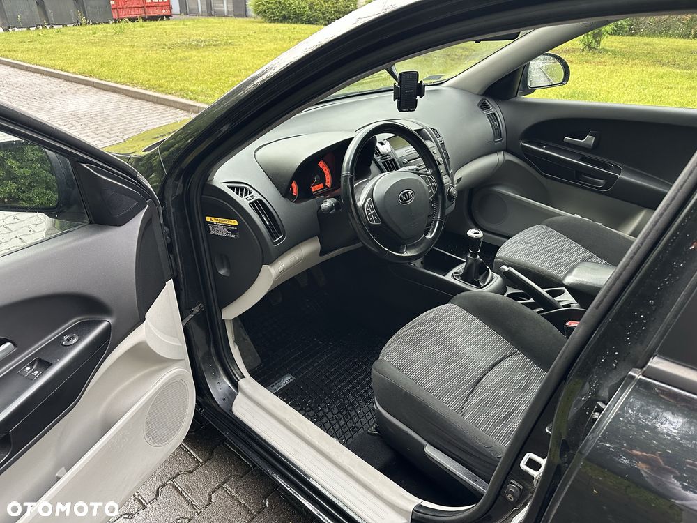 Kia Ceed - 8