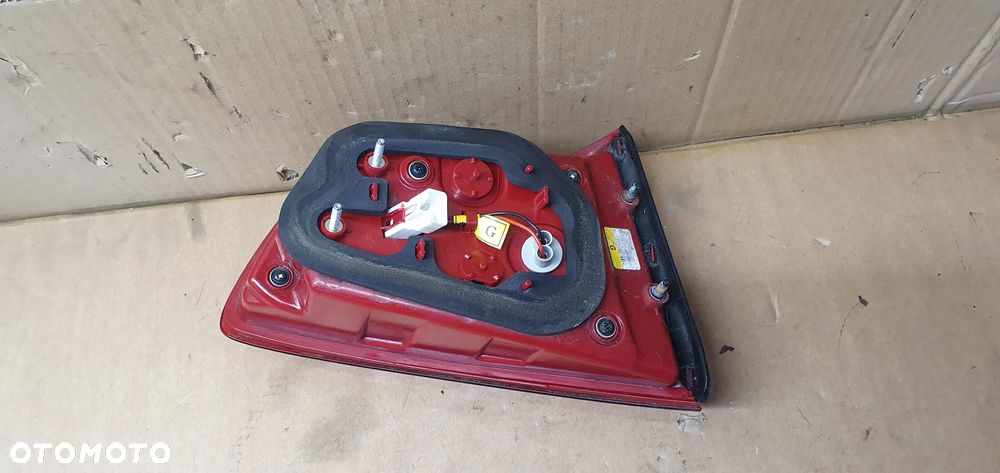 Lampa prawy tył tylna prawa w klapę Kia Sportage III 3 - 6