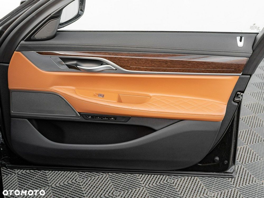 BMW Seria 7 740Ld xDrive - 32