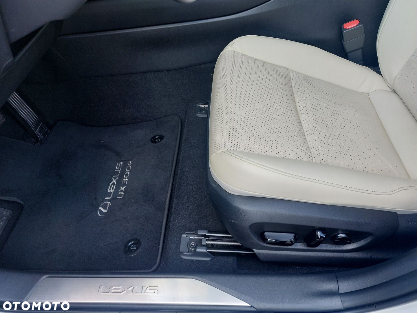 Lexus UX - 12