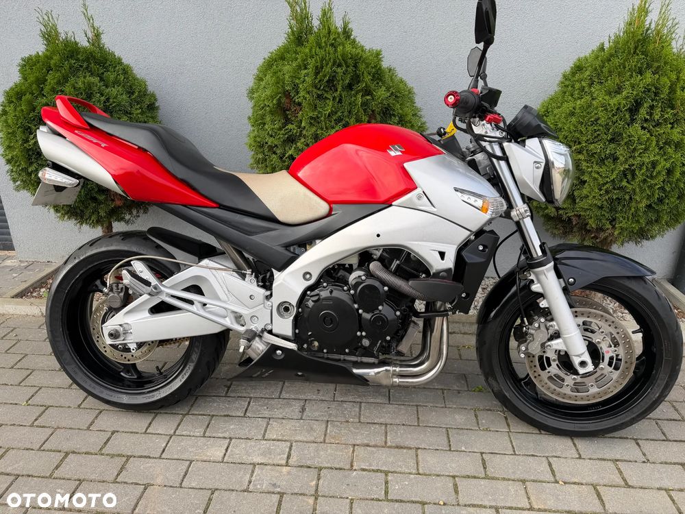 Suzuki GSR - 26